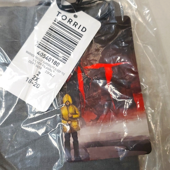 ❤️NWT VINTAGE TORRID TEE - PENNYWISE STEPHEN KING'S IT SCARY CLOWN HALLOWEEN - Picture 9 of 13